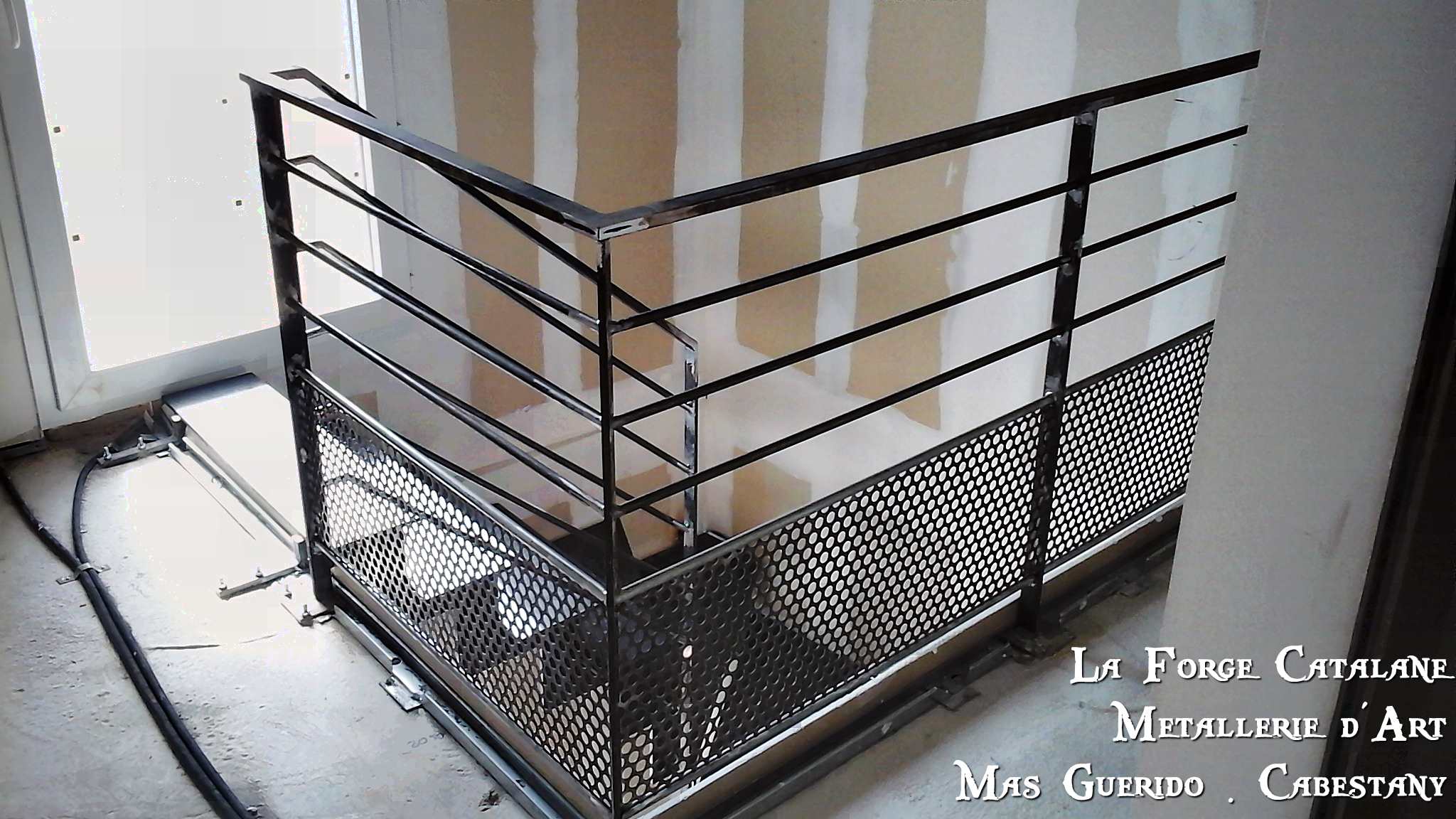 garde corps lisses horizontales et soubassement tole perforee  forge catalane 2.jpg